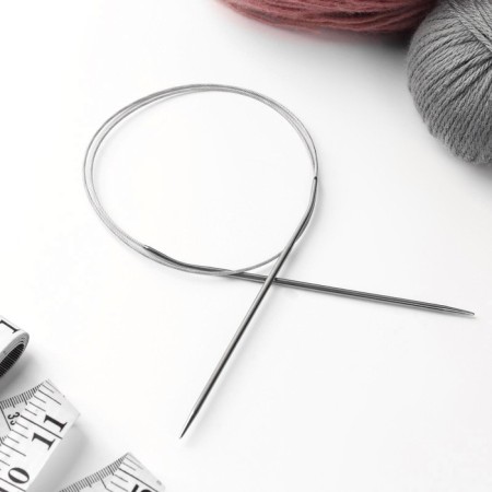 The knitting needles are circular, for knitting, with a metal cable, d = 2.5 mm, 14/80 cm-1