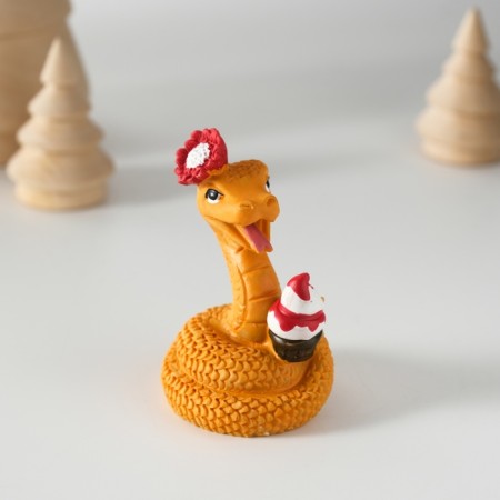 Polystone souvenir "Snake with an ice cream mug" 5x6 cm-1