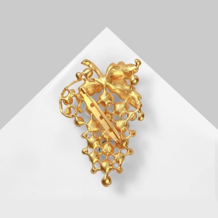 Brooch "Grapes" bunch, white color in matte gold-1