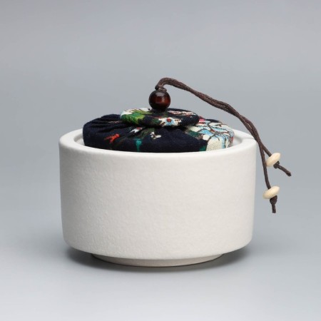 Aromatic candle "Soy Wax", English pear and freesia, white, 9x9 cm-5