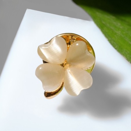 Clover icon is four -leafed, beige color in gold
