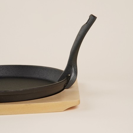 Cast iron pan on a wooden stand Sl Home, D = 22.5 cm, h = 2.5 cm, black color is black-4