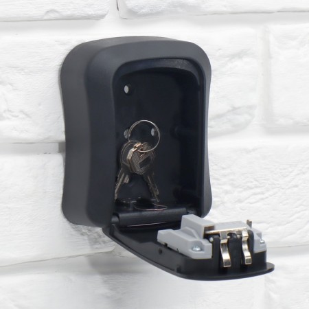 The keybox is wall -mounted with the “Watchman” code castle, 12 x 9.6 x 4 cm.-5