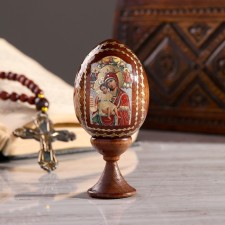 Souvenir egg on the stand icon 