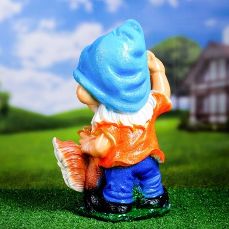 Garden figure "Dwarf with squirrel" 17x25x39cm-2