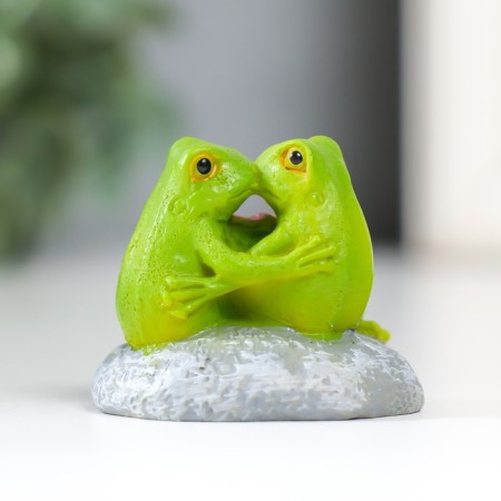 Souvenir Polystone "Frog with a heart on the pebble" 4.7x4.3x5.2 cm-2