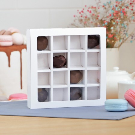 Box for sweets, white, 17.5 x 17.5 x 4 cm