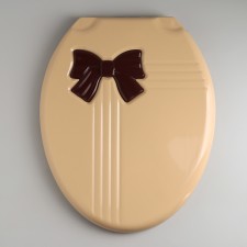 The toilet seat with the Comfort luxury lid, the color beige/brown bow