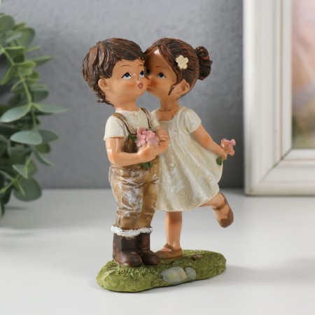 Polystone souvenir "kids on a walk - the first kiss" 9,5x4.5x12.5 cm-1
