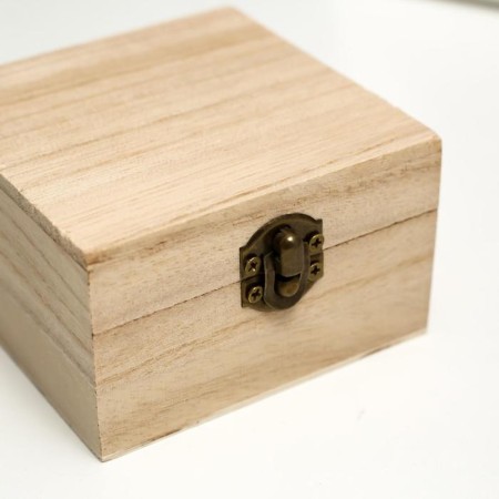 The box is simple "square" 8.5x8.5x5 cm-3