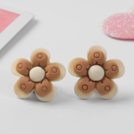 Clips children's “chosen” flower in a circle, color-brown color