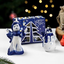 A set of Christmas tree toys 