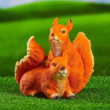 Garden figure "Squirrels of a couple with a nut" 18x18x20cm