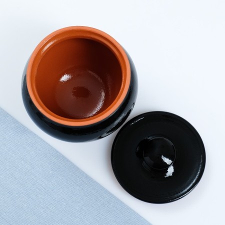 A hot pot with a Vyatka lid 0.7l, black-2