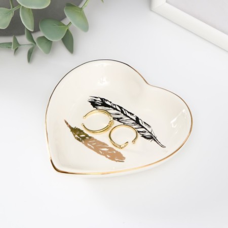 Souvenir ceramic stand for the ring "Heart. Peep" 10.5x10x2 cm-1