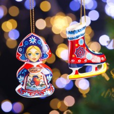 A set of Christmas tree toys 