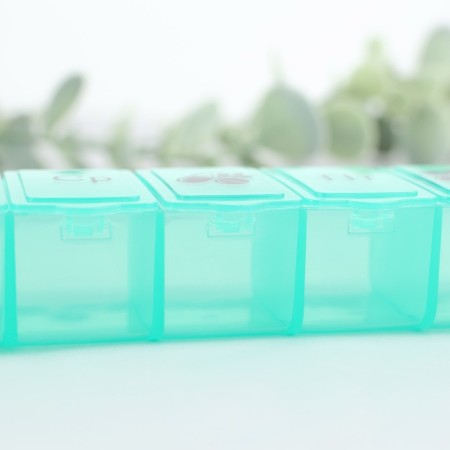 A tableter for a week with a chain, 7 sections, green, Russian letters, 15 x 3 x 2 cm.-4