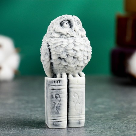 Figure "Council on Books" 8cm-1
