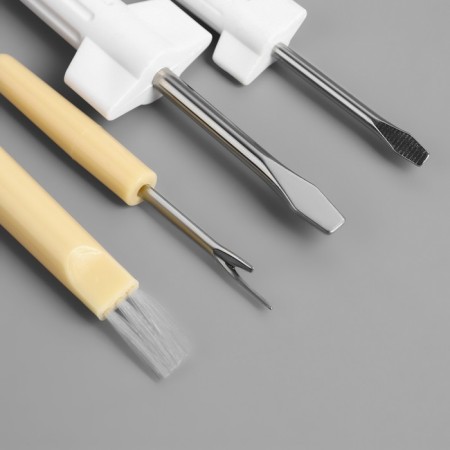 Service set for sewing machines, 4 items: screwdriver, 2 pcs, a metal key, a tapacker with a brush-2