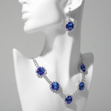 Set 2 objects: earrings, necklace 