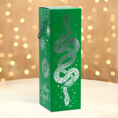 New Year. New Year's gift box for champagne "Snake on Green" with rope. pen 11*11*35cm.