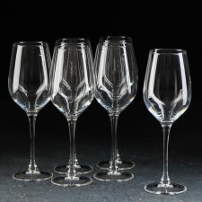 Set of glass glasses for the wine 