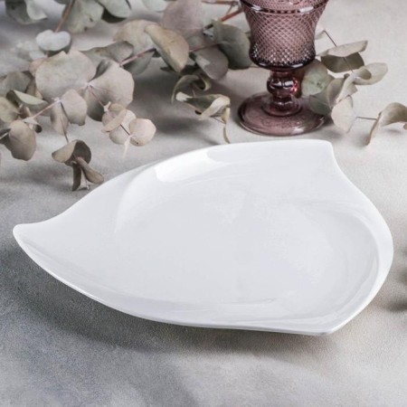 Porcelain platele triangular wilmax ariela, d = 30 cm, white color