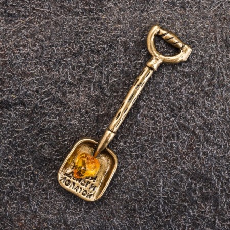 Koselka souvenir "Königsberg shovel", with natural amber