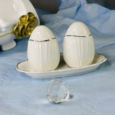 Set of salt shakers on the Lenardi Orchidea stand