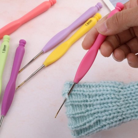 A set of hooks for knitting, with a plastic handle, d = 0.8-2 mm, 8 pcs, color colorful color-4