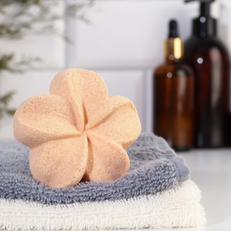 Lily's bathtub with a strawberry aroma, 80 grams, orange
