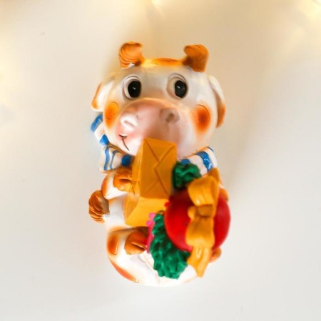 Souvenir Polystone "Gobby plays with gifts"-4