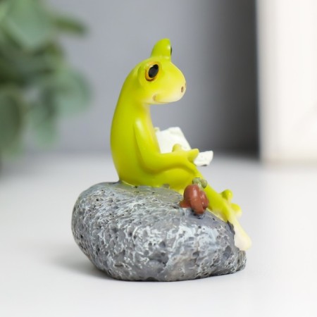 Souvenir Polystone "Frog on a stone with a snail - reading" 5.2x5.7 cm-1