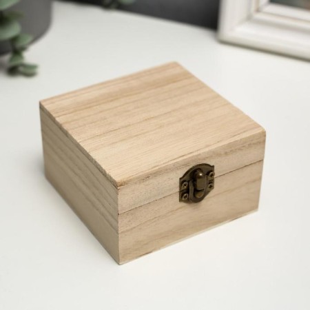 The box is simple "square" 8.5x8.5x5 cm