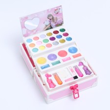Cosmetics set for the girl 