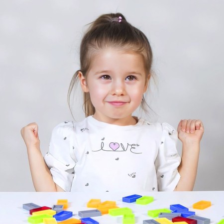 Table developing game on the equilibrium "Domino Principle". 2-4 players, 3+-4