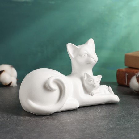 The figure "cats lie" white, 18x10x12cm-1