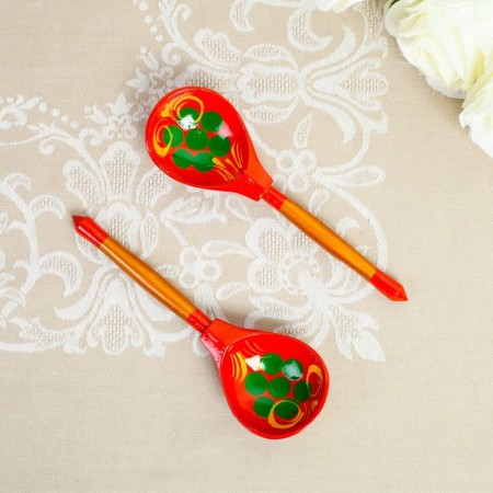 A spoon of wooden "rubella", a half -bacon, a red background-2