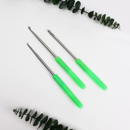 A set of hooks for knitting, with plastic handles and caps, d = 1.5-2.5 mm, 14 cm, 3 pcs, color mix-1