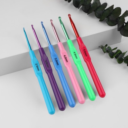 A set of hooks for knitting, with a plastic handle, d = 2.5-5 mm, 14 cm, 6 pcs, color colorful color