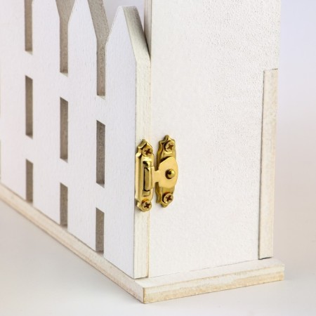 The keybox is “white”, 22.5 x 30.5 x 5.7 cm.-8