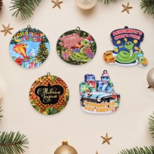 A set of toys on the tree 