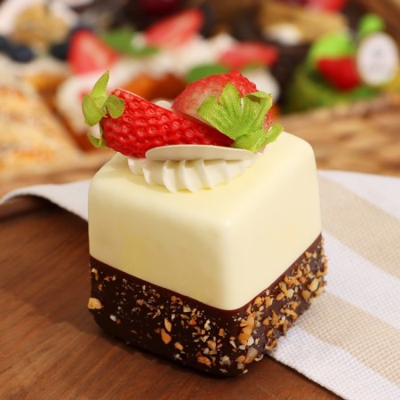 Flee - Magnet "Cake Magnifiko" strawberries, 5x5x9cm-1