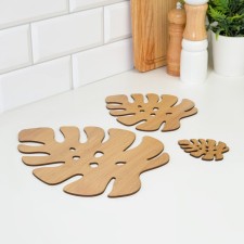 A set of 3 wooden stands for hot, 25.6x20.4x0.3 cm, 17.4x15.5x0.3 cm, 8.2x6.9x0