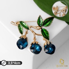 Berry brooch, blue-green color in gold