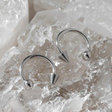 Circular in an eyebrow (piercing) 