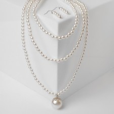 Set 2 objects: Earrings of the necklace 