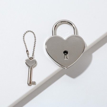 Wedding castle with the key "Love Forever."-3