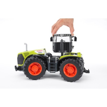 Claas Xerion 5000 tractor with a rotating cabin-8