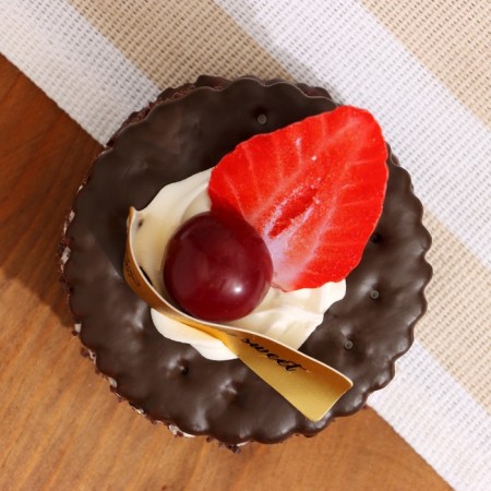 Mulyazh - Magnet "Chocolate cracker with berries" 7x7x6cm-2
